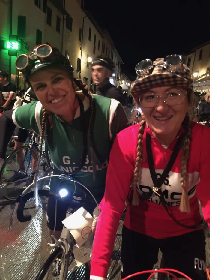 Ciclisti in abiti d'epoca all'Eroica