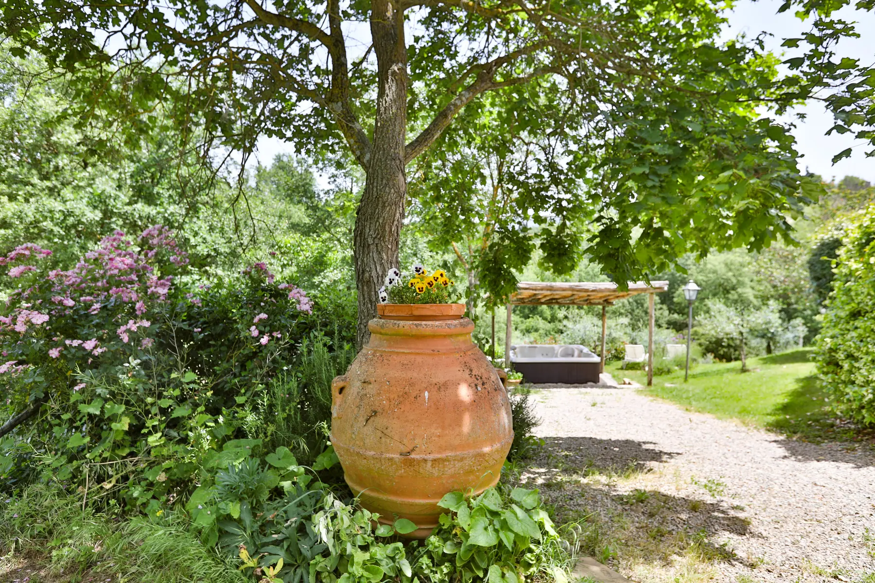Il giardino con giara toscana