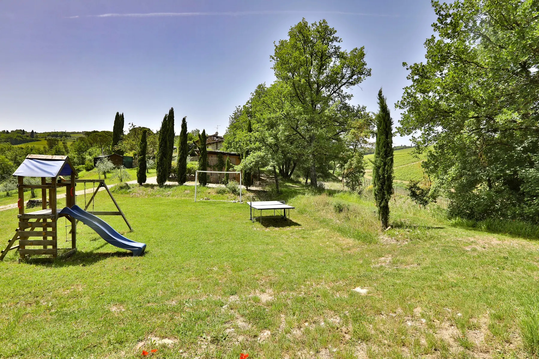 Area giochi per bambini in giardino