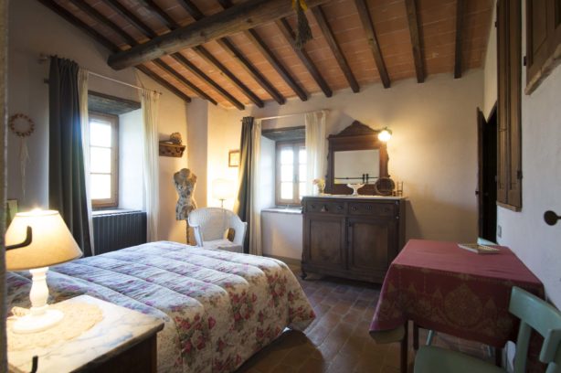 Il Vicovecchio is a cozy room, ideal to accommodate couples who wish to relax in the heart of Chianti.