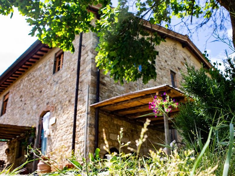 Casa San Angelo è una casa di campagna nel Chianti, ideale per ospitare gruppi numerosi che desiderino trascorrere un soggiorno vicino a Firenze, godendo appieno l’esperienza della tradizione toscana.